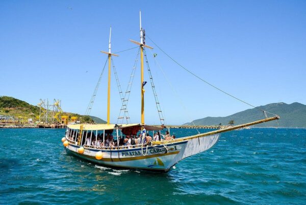 🏝️ Passeio de Escuna em Arraial do Cabo com Transfer 🚐⛵
