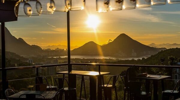 "Favela Tour na Rocinha: 🌆 Descubra a Cultura, História e Belezas da Maior Favela do Rio com Transfer Incluso 🚐✨"