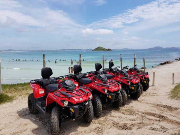 🏍️ Passeio de Quadriciclo em Arraial do Cabo – Aventura Sobre Quatro Rodas! 🌊🏜️